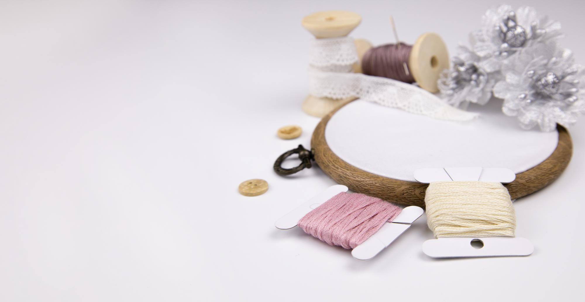 atelier table with threads, needles and linen